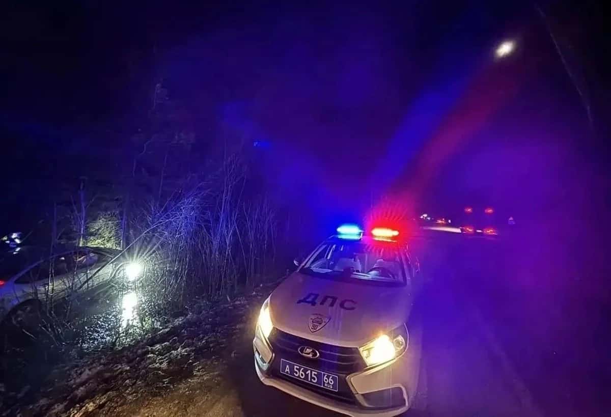 Лишённый прав 30-летний водитель вылетел в кювет на трассе под Нижним Тагилом 