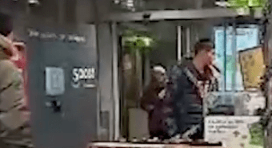 Подросток избил кассира в Екатеринбурге из-за отказа продажи алкоголя