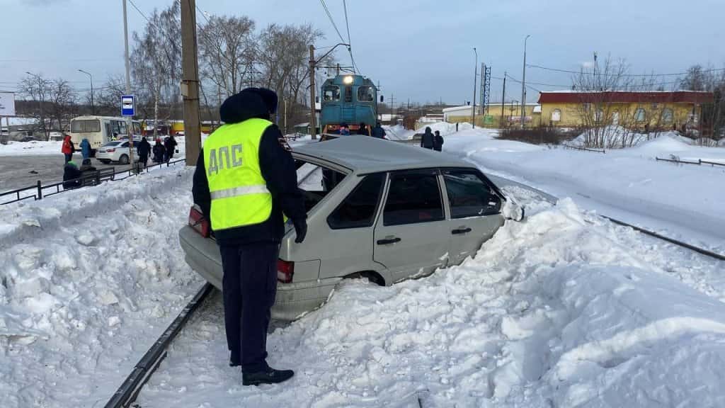 В Тагиле тепловоз протаранил легковой автомобиль. Фото