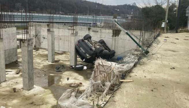 Иномарка рухнула в строительный котлован Сочи