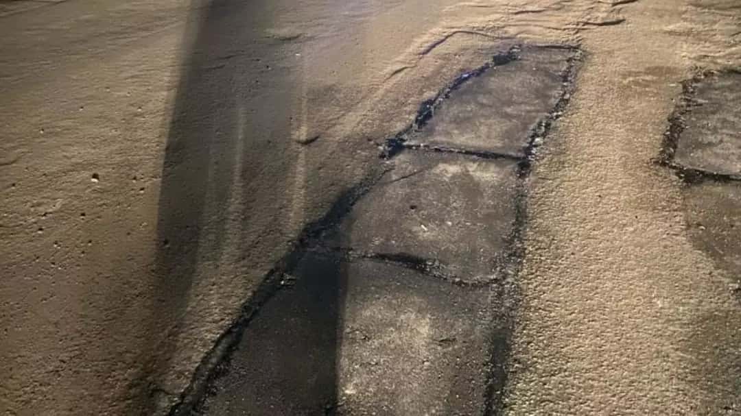 Дорожники провели зимний ремонт асфальта на плотине Тагила