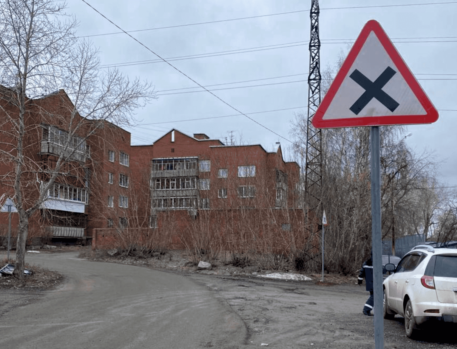 Установлены дорожные знаки на пересечении улиц В. Черепанова и Н. Черепанова в Нижнем Тагиле