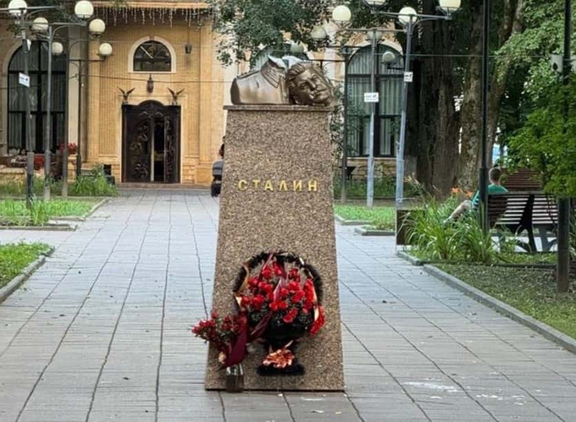 Сталин без головы: в Подмосковье кувалдой обезглавили бюст советского лидера