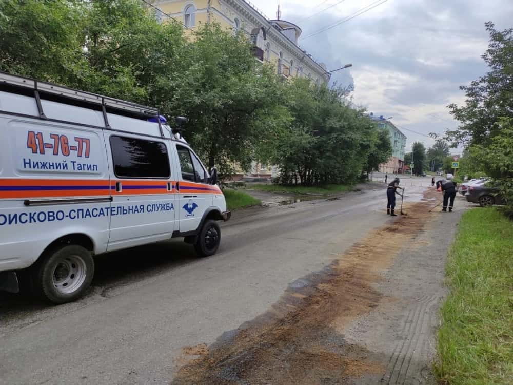 В Нижнем Тагиле на дорогу разлилось дизельное топливо, способное вызвать взрыв