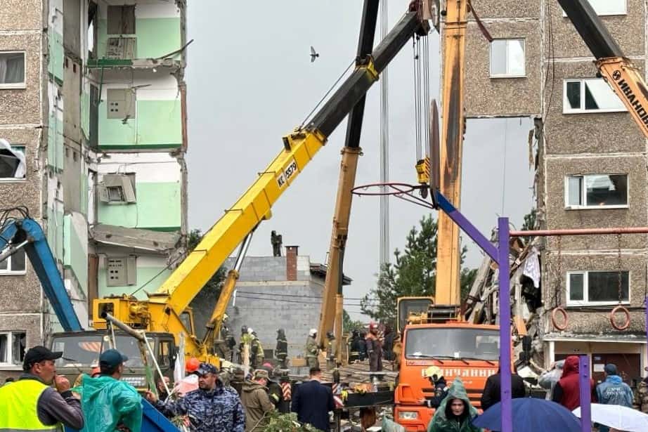 Спасатели достали тело семилетнего мальчика из-под завалов рухнувшей многоэтажки