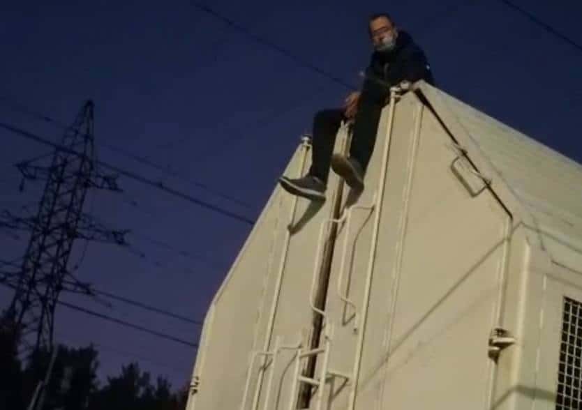 Отказывался слезать: транспортные полицейские Нижнего Тагила задержали мужчину, который залез на крышу вагона поезда