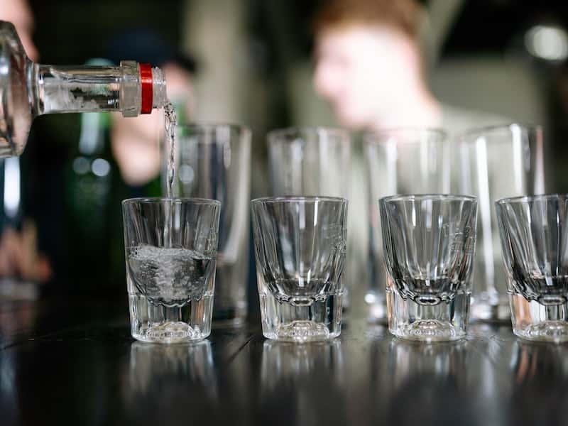 Стало известно, кто чаще всего покупает водку в России