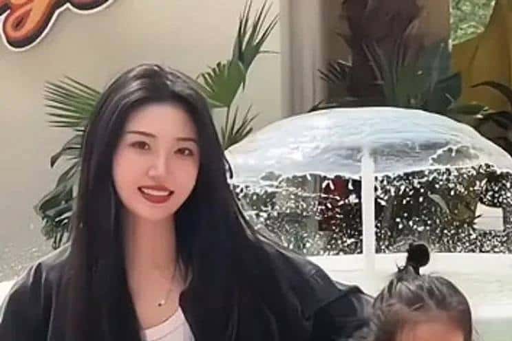 Бабушка из Китая удивила публику своим видом: она выглядит как молодая девушка