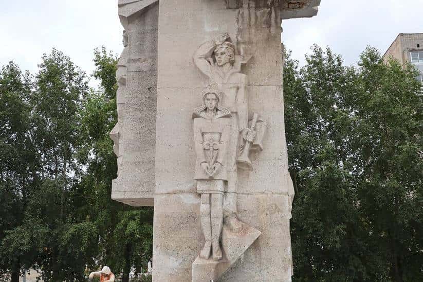 В Нижнем Тагиле отремонтировали памятник строителям 