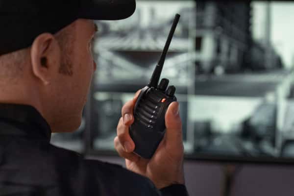 Охранники в школах будут иметь при себе резиновые палки и в некоторых случаях даже оружие  