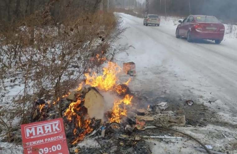 Вандалы из Нижнего Тагила устроили свалку, а потом подожгли ее