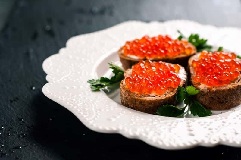 «Не трогай, это на Новый год»: в России красная икра подорожала до 10 тысяч рублей за килограмм