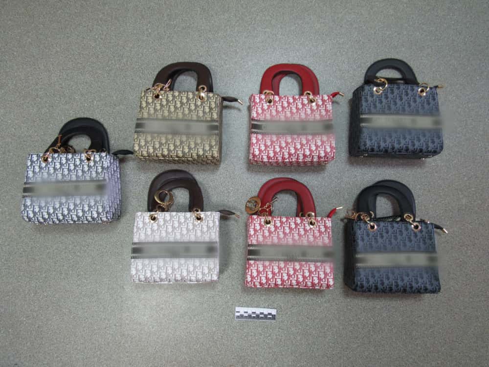 Пенсионерка хотела продать в Свердловской области люксовые сумки из Египта: ее досмотрели таможенники