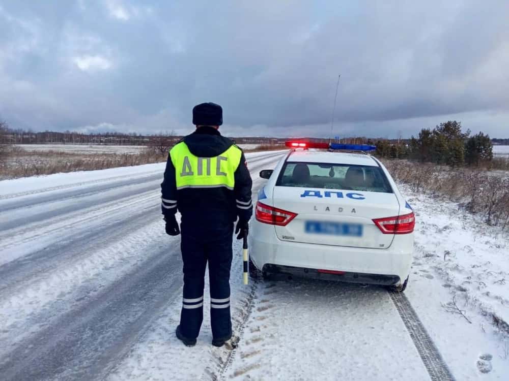 Сотрудники Госавтоинспекции Нижнего Тагила предупредили водителей о гололедице на дорогах