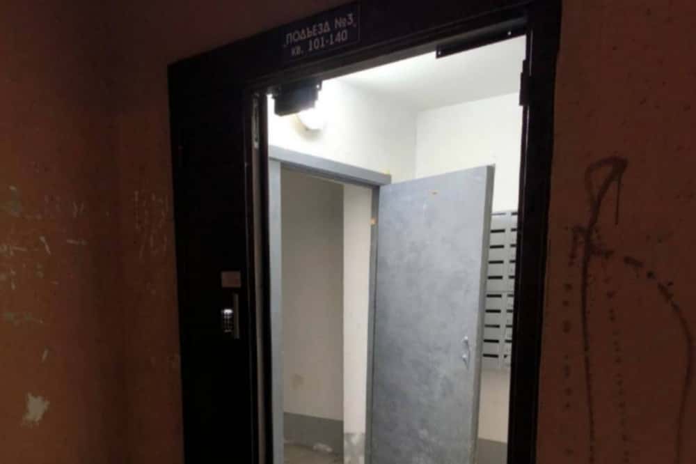 Жители нижнетагильской многоэтажки месяц живут без входной двери