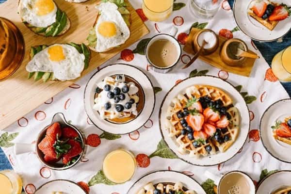 Эндокринолог заявила, что мюсли, тосты и каши быстрого приготовления стоит исключить из вариантов завтрака