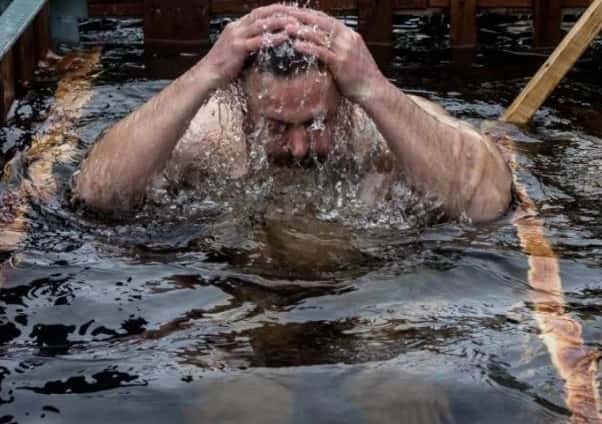 Эксперты рассказали, как правильно окунаться в прорубь, и какие могут быть негативные последствия