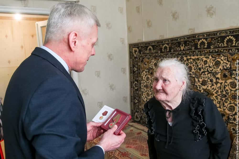 В Нижнем Тагиле труженице тыла, которой исполнилось 100 лет, вручили медаль к 80-летию Победы