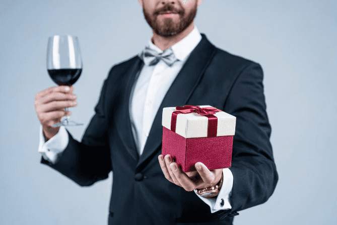 Что россияне подарят своим половинкам на 14 февраля: в списке предложение руки и сердца