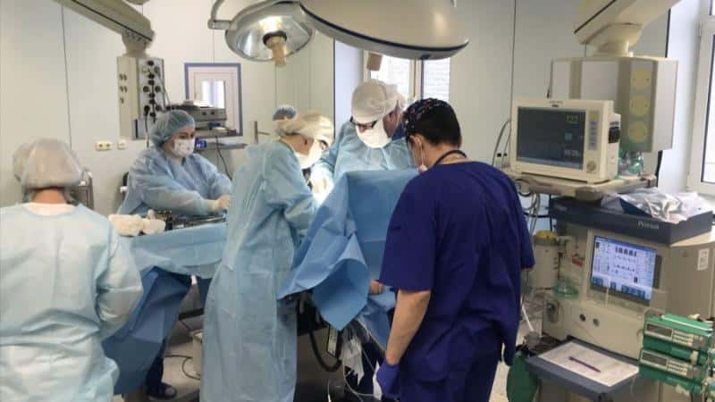 Свердловские врачи впервые провели уникальную операцию: медики удалили у ребенка опухоль и устранили гидронефроз