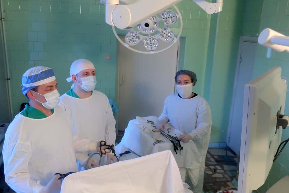 В Свердловской области хирурги успешно выполнили первую в регионе операцию по удалению надпочечника