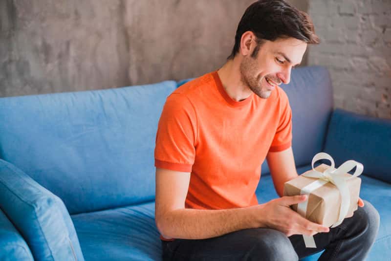 О каком подарке на 23 февраля мечтают мужчины: в списке инструменты, алкоголь, рыболовные товары