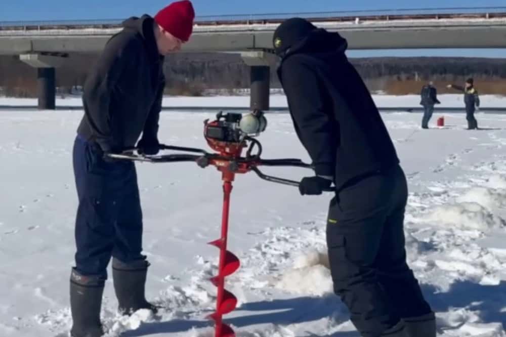 Тагильские спасатели провели распиловку льда на реке Межевая Утка