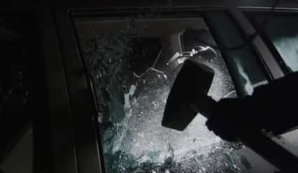 Расплата по-тагильски: женщина разгромила автомобиль мужа, узнав об измене