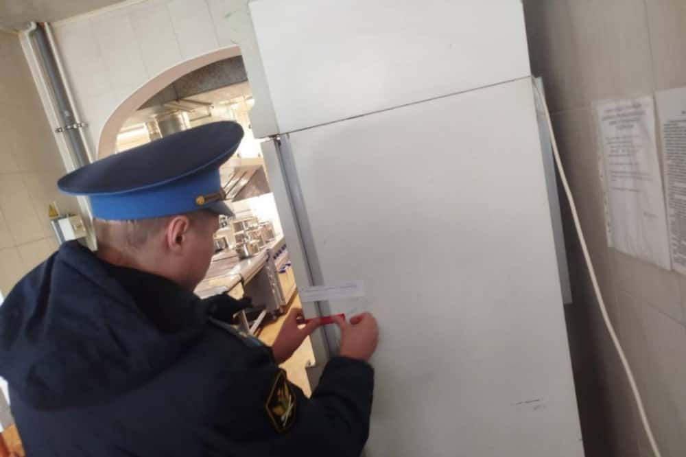 Истекший срок годности и мертвые тараканы: в Свердловской области провели проверку в пищеблоке школы №178