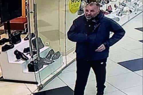 В Нижнем Тагиле разыскивают неизвестного мужчину, похитившего деньги из банкомата