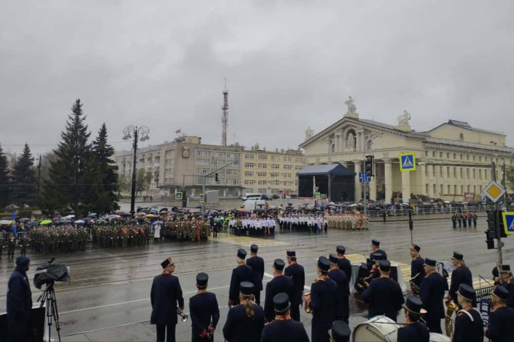 В Нижнем Тагиле тысячи местных жителей вышли на центральную улицу города, чтобы отметить День Победы