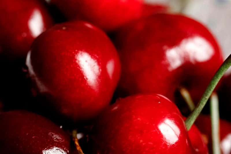 В Свердловскую область завезли первую в 2025 году партию черешни и абрикосов