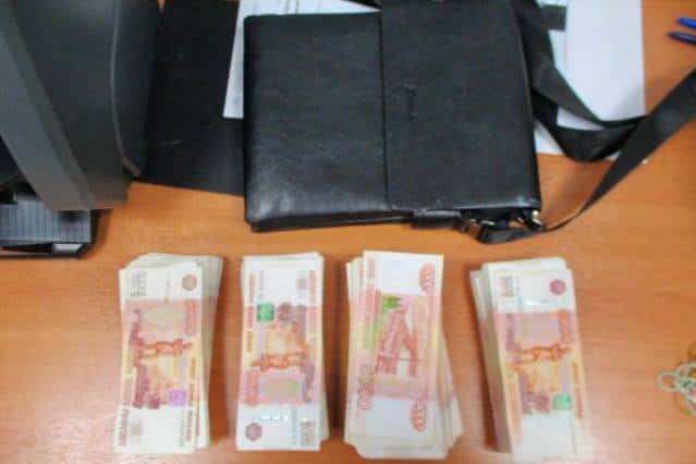 Свердловские таможенники задержали пассажира, который пытался вывезти миллионы рублей в Таджикистан