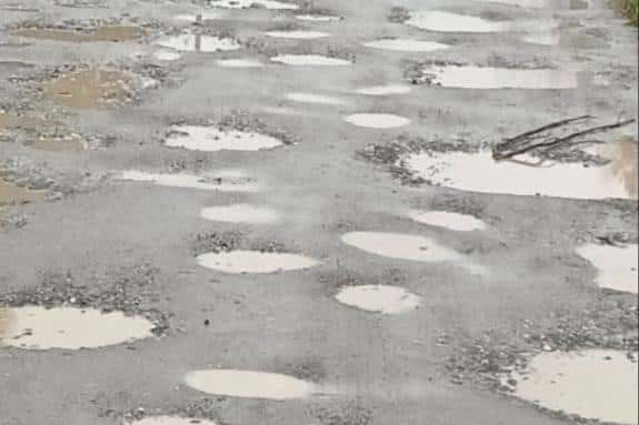 «Нужная жителям, ненужная чиновникам»: дорога под Нижним Тагилом находится в плачевном состоянии