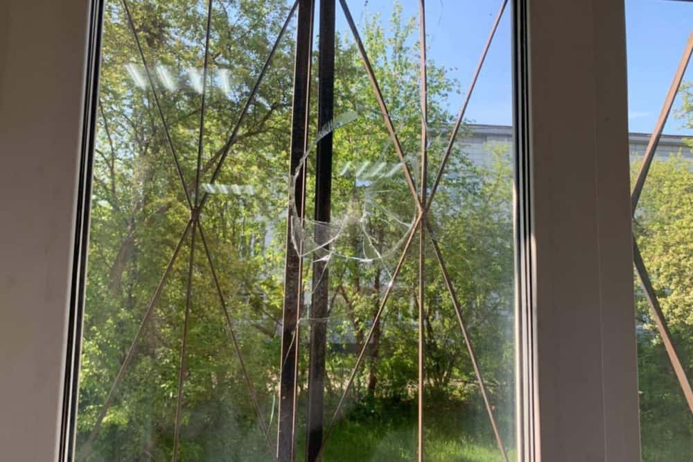 В больнице Нижнего Тагила неизвестные разбили окно: это второй случай вандализма за последнее время 