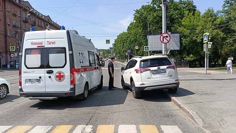 Не успела на «зеленый»: в Нижнем Тагиле пенсионерка попала под машину на переходе 