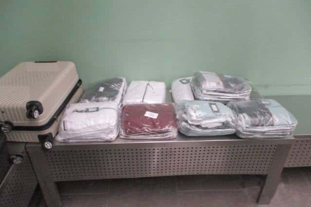 Свердловские таможенники выявили партию «незаконных» товаров у пассажира из Стамбула