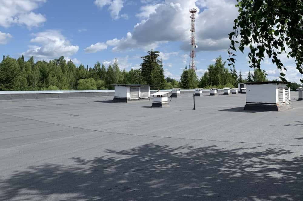 В Городской больнице Нижнего Тагила завершили ремонт кровли второго корпуса