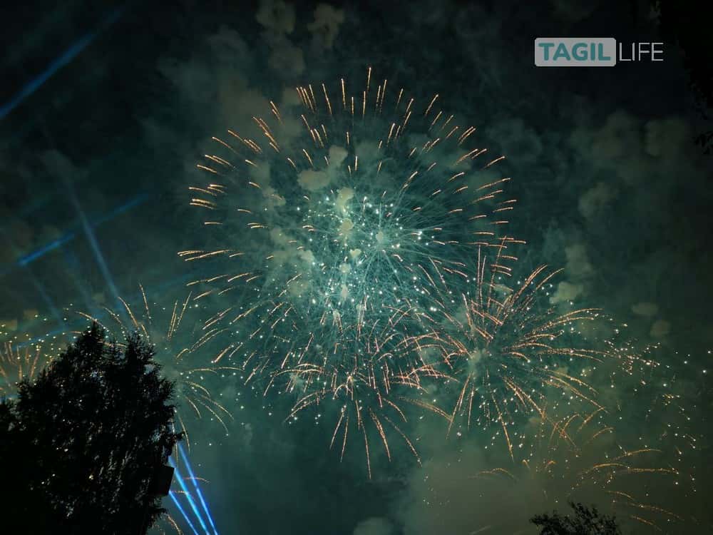 В Нижнем Тагиле отметили День города ярким салютом и световыми шоу. Видео