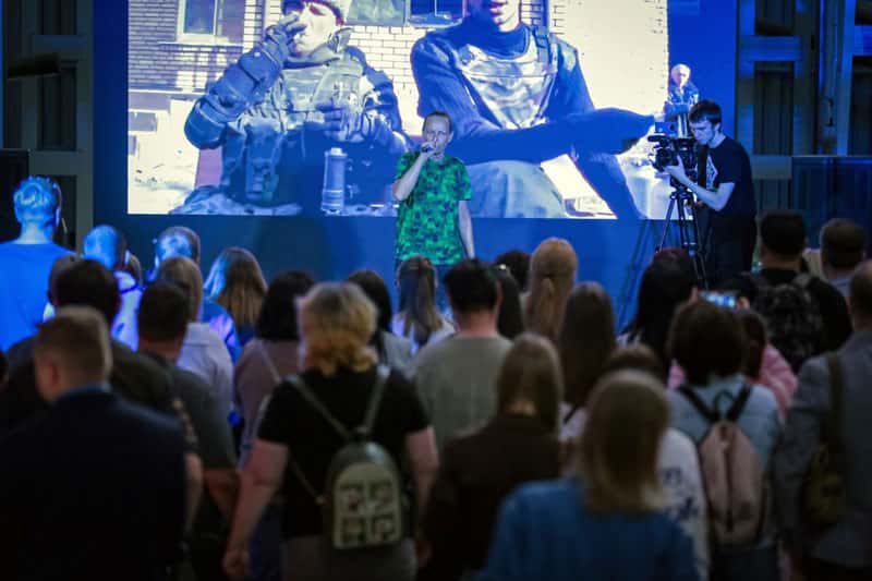 Исполнительница хита «Армата» Юлия Чичерина выступила на Уралвагонзаводе. Видео