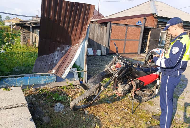 14-летний подросток врезался на питбайке в забор в Нижнем Тагиле — в реанимации