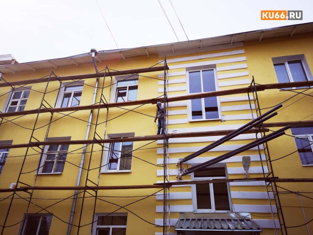 В Свердловской области завершено почти 70% капитального ремонта домов: жители оценят новые крыши и фасады