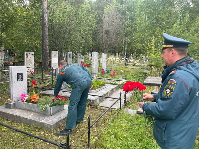 30 лет назад пожар в Нижнем Тагиле унес жизни спасателей: память героев почтили коллеги и близкие