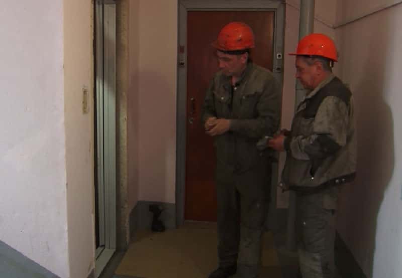 В Нижнем Тагиле продолжается замена лифтов: новые кабины с зеркалами и голосовым оповещением