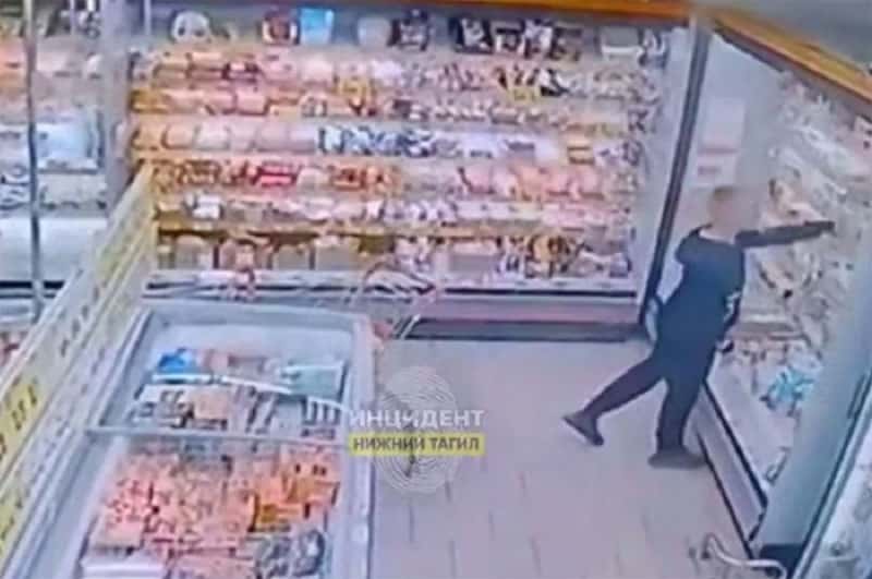 В Нижнем Тагиле подросток устроил «масляную охоту» в магазине — попал на камеры