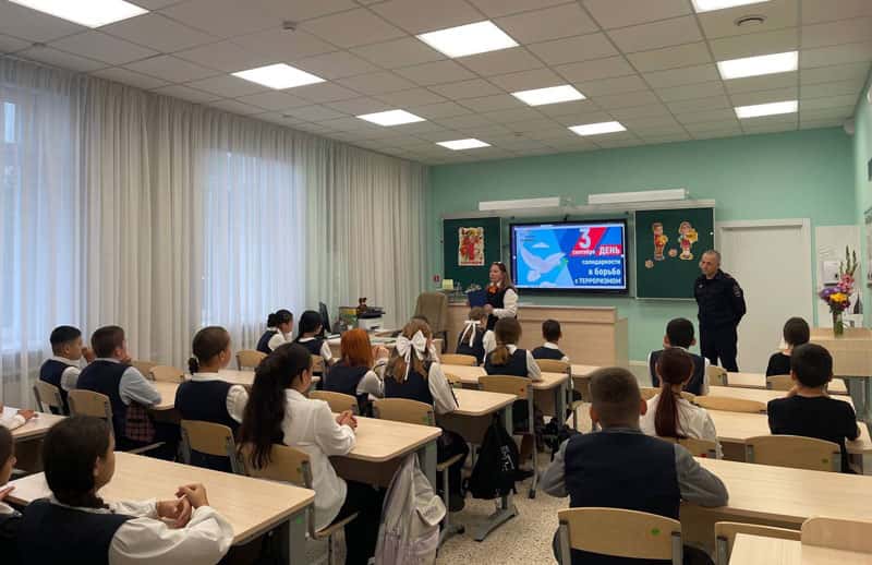 В Нижнем Тагиле полицейские проводят профилактические беседы с подростками о кибербезопасности и законе