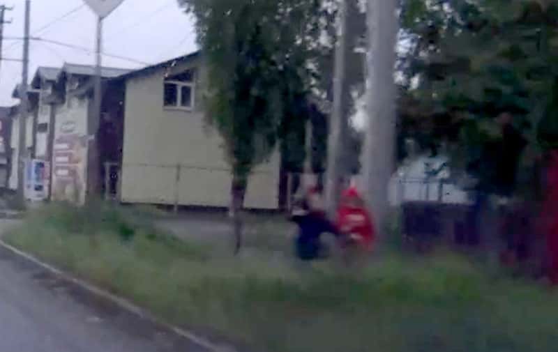 Трое подростков атаковали машину камнями в Нижнем Тагиле — водитель в шоке!