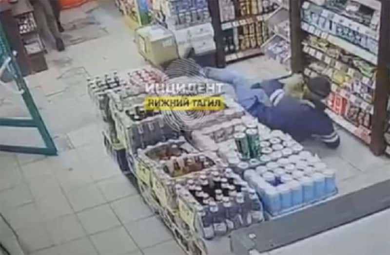 Нижний Тагил: нетрезвый мужчина устроил погром в магазине с собакой