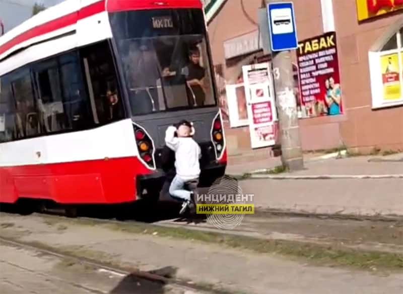 В Нижнем Тагиле снова замечены опасные трамвайные «зацеперы»