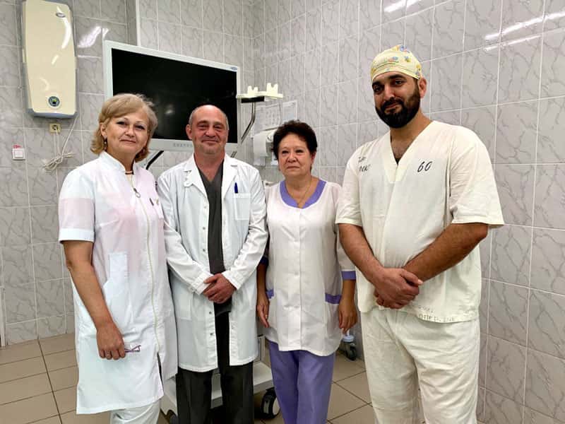 Врачи спасли уральца, случайно проглотившего иглу в стопке алкоголя